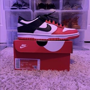 Nike dunk low size 5.5 in GS deadstock